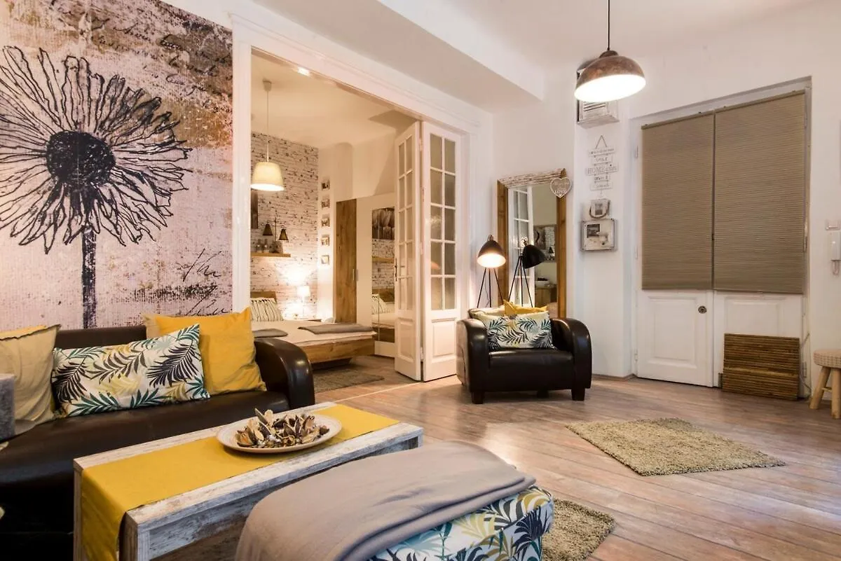Vintage Style Flat In The Heart Of Buda ブダペスト